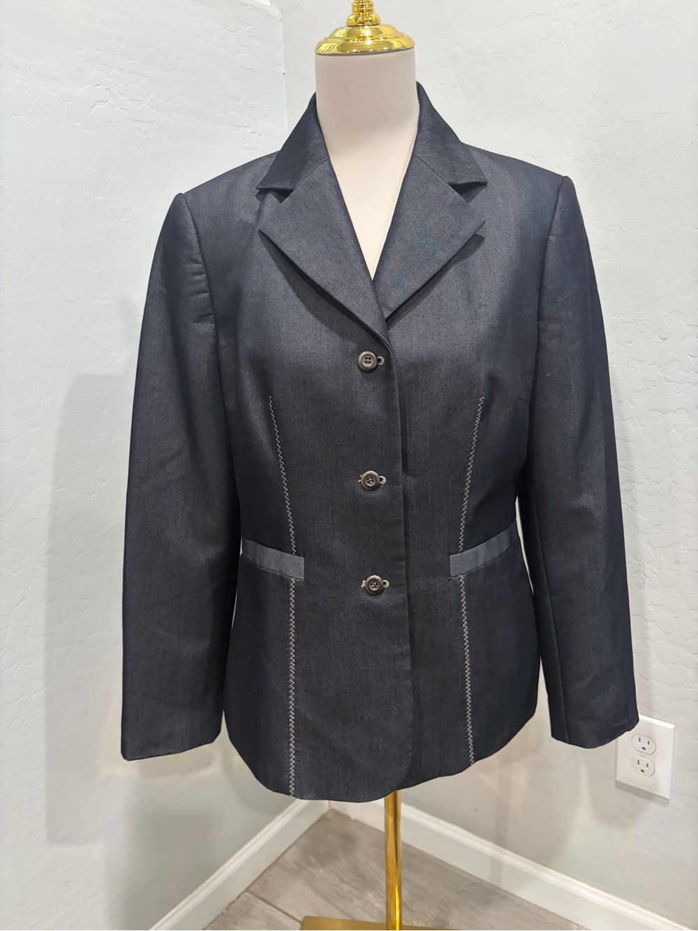 Women's Tailored Dark Gray Three-Button Blazer